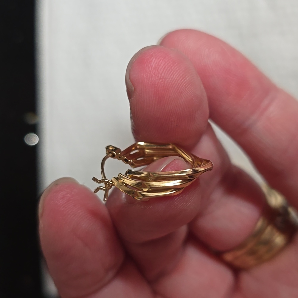 FIRM. HOST PICK. Like New. Vintage. Elegant 14k Gold Triple Hoop Earrings - Picture 7 of 8